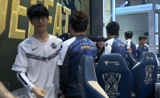 扑克中的先手与后手差别（扑克中前位与后位的区别）