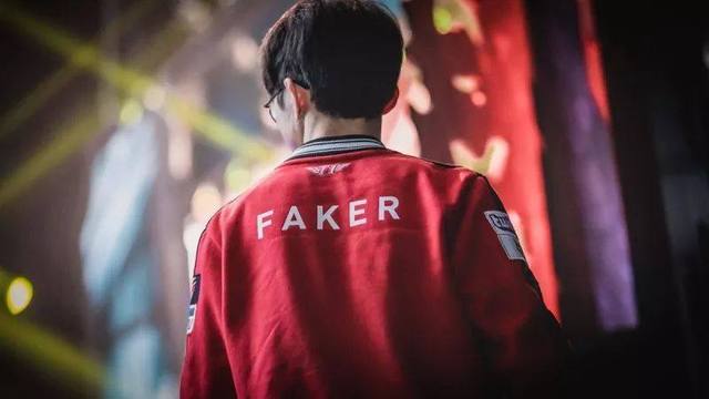 Zeus , 快点回来😭 Doran 的武器潜伏成功！秀神 Fox 击倒了 faker ，而 Dplus KIA 赢得了 T1